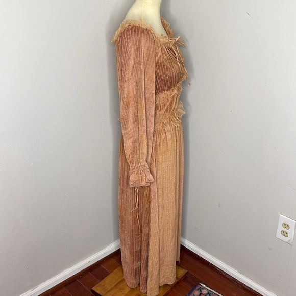 A Tentative Atelier Velvet Cottagecore Dress - Picture 4 of 9